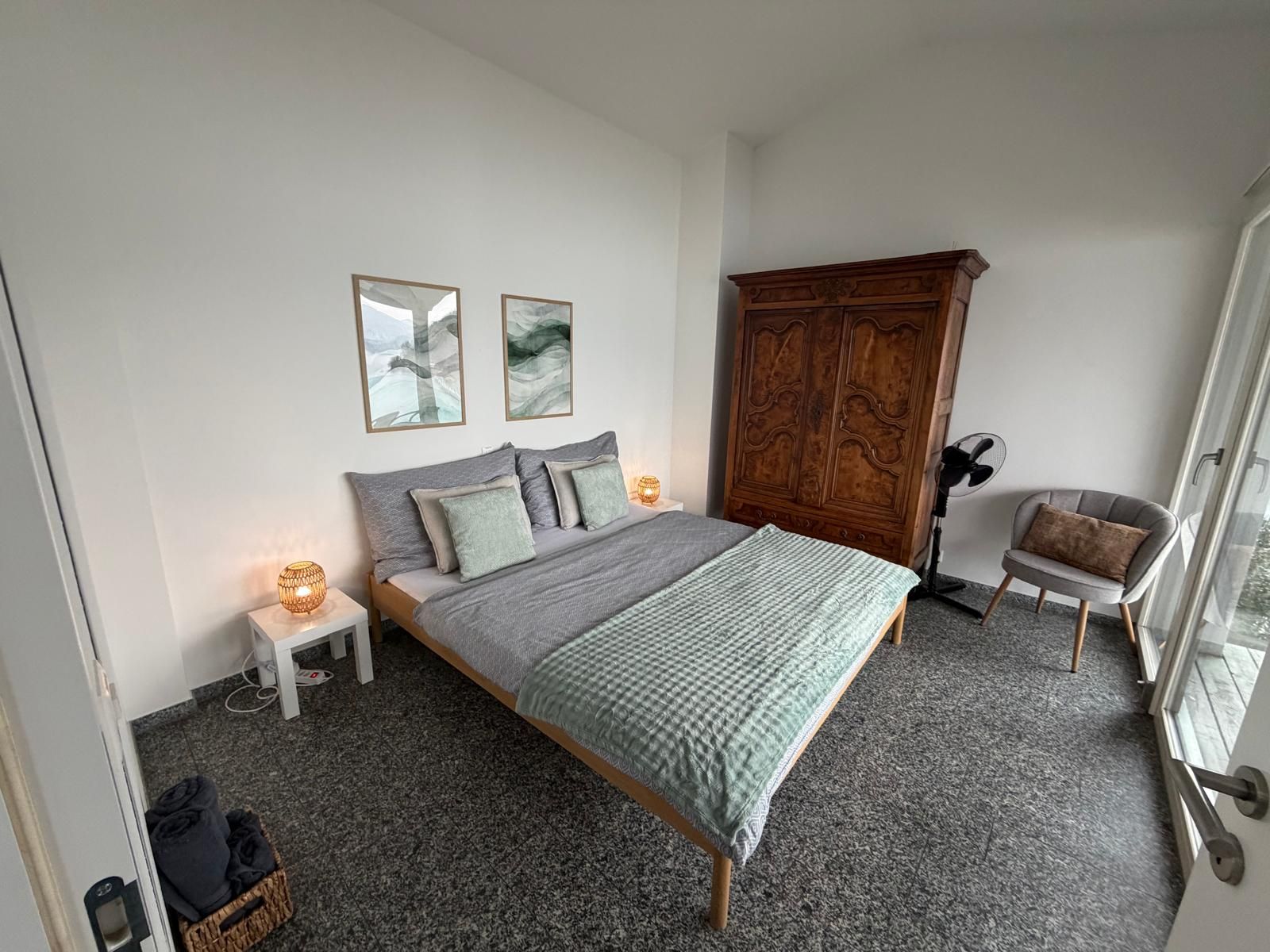 Büro von Daniel F. nach der Reinigung